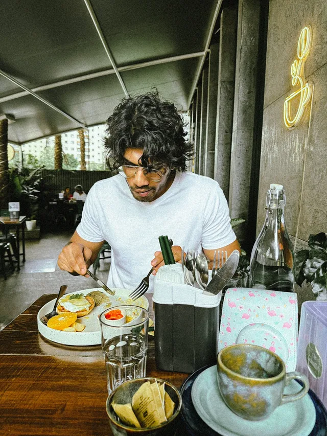 Basil at a cafe